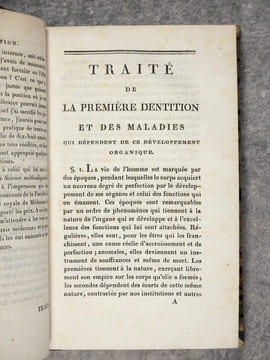 TRAITE DE LA PREMIERE DENTITION ET DES MALADIES SOUVENT TRES GRAVES QUI EN DEPENDENT. OUVRAGE QUE LA SOCIETE ROYALE DE MEDECINE DE PARIS COURONNA EN ...