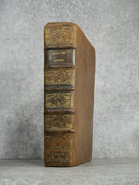 OPERA OMNIA MEDICO-PRACTICA, ET ANATOMICA. EDITIO ACCURATISSIMA, CUI PRAETER DISSERTATIONES, & ALIOS TRACTATUS PRAECEDENTIBUS EDITIONIBUS ADJUNCTOS, ITEM EJUSDEM GEORGII BAGLIVI CANONES DE MEDICINA SOLIDORUM, DISSERTATIONEM DE PROGRESSIONE TERRAE-MOTUS, DE SYSTEMATE & USU MOTUS SOLIDORUM IN CORPORE ANIMATO, DE VEGETATIONE LAPIDUM & ANALOGISMO CIRCULATIONIS MARIS AD CIRCULATIONEM SANGUINIS. ACCESSIT INDEX RERUM VERBORUMQUE COPIOSISSIMUS, NEC NON J.D. SANTORINI OPUSCULA QUATUOR, DE STRUCTURA & MOTU FIBRAE, DE NUTRITIONE ANIMALI, DE HAERMORRHOIDIBUS, & DE CATAMENIIS.