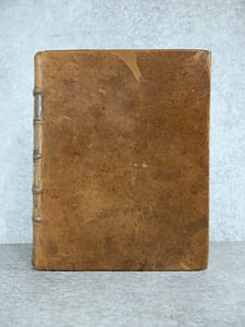 OPERA OMNIA MEDICO-PRACTICA, ET ANATOMICA. EDITIO ACCURATISSIMA, CUI PRAETER DISSERTATIONES, & ALIOS TRACTATUS PRAECEDENTIBUS EDITIONIBUS ADJUNCTOS, ITEM EJUSDEM GEORGII BAGLIVI CANONES DE MEDICINA SOLIDORUM, DISSERTATIONEM DE PROGRESSIONE TERRAE-MOTUS, DE SYSTEMATE & USU MOTUS SOLIDORUM IN CORPORE ANIMATO, DE VEGETATIONE LAPIDUM & ANALOGISMO CIRCULATIONIS MARIS AD CIRCULATIONEM SANGUINIS. ACCESSIT INDEX RERUM VERBORUMQUE COPIOSISSIMUS, NEC NON J.D. SANTORINI OPUSCULA QUATUOR, DE STRUCTURA & MOTU FIBRAE, DE NUTRITIONE ANIMALI, DE HAERMORRHOIDIBUS, & DE CATAMENIIS. 