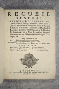 RECUEIL GENERAL DES EDITS, DECLARATIONS, LETTRES PATENTES DU ROY, ARRETS DU CONSEIL & DE LA COUR DU PARLEMENT EN FAVEUR DES PRIEURS & CONSULS DE LA COUR DE LA BOURSE COMMUNE DES MARCHANDS A TOULOUSE; ENSEMBLE L'ETABLISSEMENT DE LA CHAMBRE DE COMMERCE, & LE NOM DE TOUS LES BOURGEOIS MARCHANDS QUI ONT ETE PRIEUR & CONSULS DEPUIS 1704 JUSQUES EN 1753. IMPRIME & DISTRIBUE PAR LES SOINS DE MESSIEURS BERTRAND FRAISSINET, PRIEUR - JEAN LASABATHIE, PREMIER CONSUL - JACQUES-HYACINTE BELLEMAIRE, SECOND CONSUL. COMMISSAIRES : FRAISSINET AINE, ANCIEN PRIEUR - DUPUY, ANCIEN PRIEUR - HENAULT PERE, ANCIEN CONSUL - DERREY, ANCIEN CONSUL - DELPRAT, ANCIEN CONSUL - BRANDELAC, ANCIEN CONSUL.