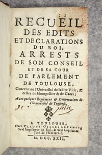 RECUEIL DES EDITS ET DECLARATIONS DU ROI, ARRETS DE SON CONSEIL ET DE SA COUR DE PARLEMENT DE TOULOUSE CONCERNANT L’UNIVERSITE DE LADITE VILLE, & CELLES DE MONTPELLIER & DE CAORS; AVEC QUELQUES REGLEMENS & DELIBERATIONS DE L’UNIVERSITE DE TOULOUSE.