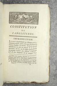 CONSTITUTION DE L’ANGLETERRE, OU ETAT DU GOUVERNEMENT ANGLAIS, COMPARE AVEC LA FORME REPUBLICAINE & AVEC LES AUTRES MONARCHIES DE L’EUROPE. PAR M DE LOLME, MEMBRE DU CONSEIL DES DEUX-CENT DE LA REPUBLIQUE DE GENEVE. NOUVELLE EDITION ENTIEREMENT REVUE & CORRIGEE SUR LA QUATRIEME EDITION ANGLAISE, DEDIEE AU ROI D’ANGLETERRE & ORNEE DU PORTRAIT DE L’AUTEUR.