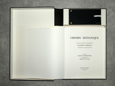 CHEMIN INITIATIQUE. ILLUSTRE DE QUATORZE LITHOGRAPHIES DE RAYMOND MORETTI. ACCOMPAGNE D’UN CARNET D’ETUDES. TEXTE DE PIERRE CHARBONNIER. AVANT-PROPOS DE MICHEL DE JUST. 