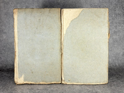 CONSTITUTION DE L’ANGLETERRE, OU ETAT DU GOUVERNEMENT ANGLAIS, COMPARE AVEC LA FORME REPUBLICAINE & AVEC LES AUTRES MONARCHIES DE L’EUROPE. PAR M DE LOLME, MEMBRE DU CONSEIL DES DEUX-CENT DE LA REPUBLIQUE DE GENEVE. NOUVELLE EDITION ENTIEREMENT REVUE & CORRIGEE SUR LA QUATRIEME EDITION ANGLAISE, DEDIEE AU ROI D’ANGLETERRE & ORNEE DU PORTRAIT DE L’AUTEUR.