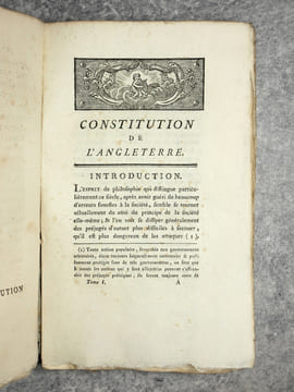 CONSTITUTION DE L’ANGLETERRE, OU ETAT DU GOUVERNEMENT ANGLAIS, COMPARE AVEC LA FORME REPUBLICAINE & AVEC LES AUTRES MONARCHIES DE L’EUROPE. PAR M DE ...