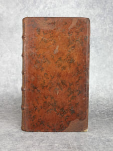 L’ARITHMETIQUE DU SR BARREME, OU LE LIVRE FACILE POUR APPRENDRE L’ARITHMETIQUE DE SOI-MEME, & SANS MAITRE. OUVRAGE TRES NECESSAIRE A TOUTES SORTES DE PERSONNES, AUX UNES, POUR APPRENDRE L’ARITHMETIQUE, & A CEUX QUI LA SAVENT, POUR LES AIDER A RAPPELLER DANS LEUR MEMOIRE QUANTITE DE REGLES QUI S’OUBLIENT FACILEMENT, FAUTE DE PRATIQUE. NOUVELLE EDITION. AUGMENTEE DE PLUS DE 190 PAGES, OU REGLES DIFFERENTES, DE LA GEOMETRIE, SERVANT AU MESURAGE, & A L’ARPENTAGE, & DU TRAITE D’ARITHMETIQUE NECESSAIRE A L’ARPENTAGE & AU TOISE, PAR N. BARREME. 