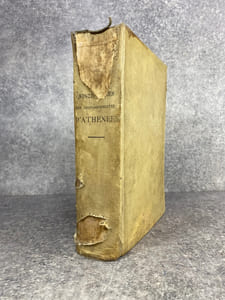 LES QUINZE LIVRES DES DEIPNOSOPHISTES D’ATHENEE, DE LA VILLE DE NAUCRATE D’EGYPTE, ECRIVAIN D’UNE ERUDITION CONSOMMEE, & PRESQUE LE PLUS SCAVANT DES GRECS. OUVRAGE DELICIEUX. AGREABLEMENT DIVERSIFIE & REMPLI DE NARRATIONS SCAVANTES SUR TOUTES SORTES DE MATIERES & DE SUJETS. TRADUIT POUR LA PREMIERE FOIS EN FRANCOIS, SANS L’AVOIR JAMAIS ESTE EN QUELQUE LANGUE VULGAIRE QUE CE SOIT SUR LE GREC ORIGINAL, APRES LES VERSIONS LATINES DE NATALIS COMES DE PADOUE, & DE JACQUES D’ALECHAMP DE CAEN MEDECIN FAMEUX. 