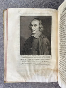 LES QUINZE LIVRES DES DEIPNOSOPHISTES D’ATHENEE, DE LA VILLE DE NAUCRATE D’EGYPTE, ECRIVAIN D’UNE ERUDITION CONSOMMEE, & PRESQUE LE PLUS SCAVANT DES GRECS. OUVRAGE DELICIEUX. AGREABLEMENT DIVERSIFIE & REMPLI DE NARRATIONS SCAVANTES SUR TOUTES SORTES DE MATIERES & DE SUJETS. TRADUIT POUR LA PREMIERE FOIS EN FRANCOIS, SANS L’AVOIR JAMAIS ESTE EN QUELQUE LANGUE VULGAIRE QUE CE SOIT SUR LE GREC ORIGINAL, APRES LES VERSIONS LATINES DE NATALIS COMES DE PADOUE, & DE JACQUES D’ALECHAMP DE CAEN MEDECIN FAMEUX. 
