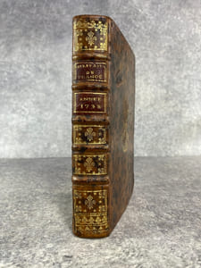 CINQUIEME ABREGE DE LA CARTE GENERALE DU MILITAIRE DE FRANCE SUR TERRE ET SUR MER, DEPUIS NOVEMBRE 1737, JUSQU'EN DECEMBRE 1738. DIVISE EN TROIS PARTIES; AVEC LA SUITE DU JOURNAL HISTORIQUE DES FASTES DE LOUIS XV. ET LES AUGMENTATIONS DE L’ANNEE 1738, DETAILLEES DANS L'AVERTISSEMENT QUI SUIT. COMPRIS LE NOUVEAU CALENDRIER DE LA PAIX POUR L'AN DE GRACE 1739. PRESENTE AU ROY. PAR LEMAU DE LA JAISSE, DE L'ORDRE ROYAL DE S. LAZARE. 