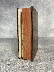 CINQUIEME ABREGE DE LA CARTE GENERALE DU MILITAIRE DE FRANCE SUR TERRE ET SUR MER, DEPUIS NOVEMBRE 1737, JUSQU'EN DECEMBRE 1738. DIVISE EN TROIS PARTIES; AVEC LA SUITE DU JOURNAL HISTORIQUE DES FASTES DE LOUIS XV. ET LES AUGMENTATIONS DE L’ANNEE 1738, DETAILLEES DANS L'AVERTISSEMENT QUI SUIT. COMPRIS LE NOUVEAU CALENDRIER DE LA PAIX POUR L'AN DE GRACE 1739. PRESENTE AU ROY. PAR LEMAU DE LA JAISSE, DE L'ORDRE ROYAL DE S. LAZARE. 