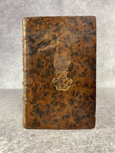 CINQUIEME ABREGE DE LA CARTE GENERALE DU MILITAIRE DE FRANCE SUR TERRE ET SUR MER, DEPUIS NOVEMBRE 1737, JUSQU'EN DECEMBRE 1738. DIVISE EN TROIS PARTIES; AVEC LA SUITE DU JOURNAL HISTORIQUE DES FASTES DE LOUIS XV. ET LES AUGMENTATIONS DE L’ANNEE 1738, DETAILLEES DANS L'AVERTISSEMENT QUI SUIT. COMPRIS LE NOUVEAU CALENDRIER DE LA PAIX POUR L'AN DE GRACE 1739. PRESENTE AU ROY. PAR LEMAU DE LA JAISSE, DE L'ORDRE ROYAL DE S. LAZARE. 