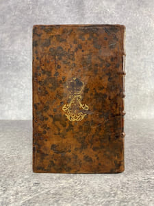 CINQUIEME ABREGE DE LA CARTE GENERALE DU MILITAIRE DE FRANCE SUR TERRE ET SUR MER, DEPUIS NOVEMBRE 1737, JUSQU'EN DECEMBRE 1738. DIVISE EN TROIS PARTIES; AVEC LA SUITE DU JOURNAL HISTORIQUE DES FASTES DE LOUIS XV. ET LES AUGMENTATIONS DE L’ANNEE 1738, DETAILLEES DANS L'AVERTISSEMENT QUI SUIT. COMPRIS LE NOUVEAU CALENDRIER DE LA PAIX POUR L'AN DE GRACE 1739. PRESENTE AU ROY. PAR LEMAU DE LA JAISSE, DE L'ORDRE ROYAL DE S. LAZARE. 