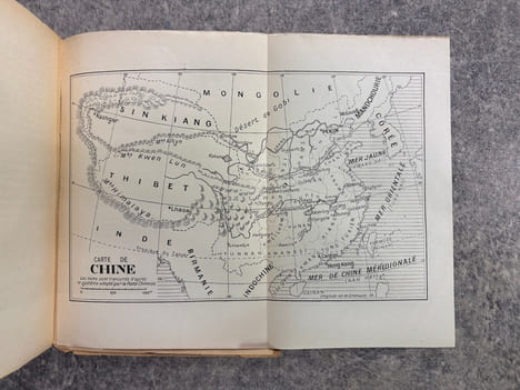 UN MIROIR CHINOIS (A TRAVERS LA CHINE INCONNUE). TRADUIT DE L’ANGLAIS PAR MAURICE THIERY. 8 PLANCHES HORS-TEXTE ET 1 CARTE. . AYSCOUGH FLORENCE.