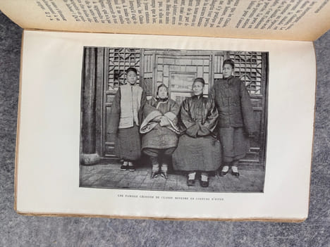 MOEURS CURIEUSES DES CHINOIS. (CHINESE CHARACTERISTICS) TRADUIT PAR B. MAYRA ET LE LIEUTENANT COLONEL DE FONLONGUE. AVEC HUIT ILLUSTRATIONS ...
