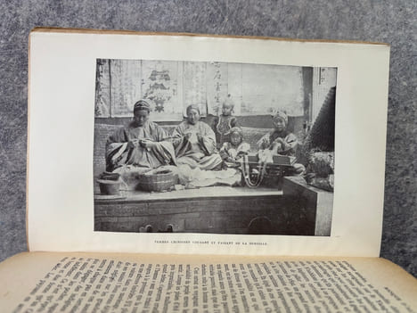 MOEURS CURIEUSES DES CHINOIS. (CHINESE CHARACTERISTICS) TRADUIT PAR B. MAYRA ET LE LIEUTENANT COLONEL DE FONLONGUE. AVEC HUIT ILLUSTRATIONS ...