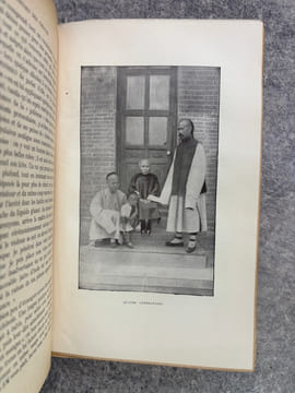 MOEURS CURIEUSES DES CHINOIS. (CHINESE CHARACTERISTICS) TRADUIT PAR B. MAYRA ET LE LIEUTENANT COLONEL DE FONLONGUE. AVEC HUIT ILLUSTRATIONS ...