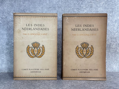 LES INDES NEERLANDAISES. LEUR ROLE DANS L'ECONOMIE INTERNATIONALE. PREFACE DE EDOUARD HERRIOT. OUVRAGE ORNE DE 32 BOIS GRAVES ET AGREMENTE DE 205 PLANCHES HORS TEXTE AINSI QUE D'UNE CARTE EN COULEURS DES INDES NEERLANDAISES ET DE JAVA.