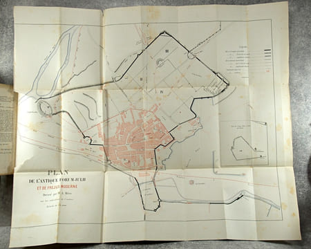 HISTOIRE DE FREJUS. FORUM JULII. SES ANTIQUITES - SON PORT (ACCOMPAGNEE DE TROIS PLANCHES). . AUBENAS J. A.