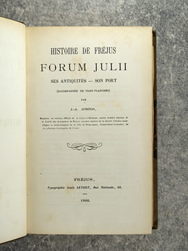 HISTOIRE DE FREJUS. FORUM JULII. SES ANTIQUITES - SON PORT (ACCOMPAGNEE DE TROIS PLANCHES). . AUBENAS J. A.