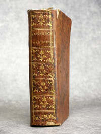 ALMANACH PARISIEN, EN FAVEUR DES ETRANGERS ET DES VOYAGEURS, INDIQUANT PAR ORDRE ALPHABETIQUE.1°. TOUS LES MONUMENS DES BEAUX-ARTS, REPANDUS DANS LA VILLE DE PARIS.2°. LES SPECTACLES, LES PROMENADES, & GENERALEMENT TOUS LES ENDROITS DIGNES DE CURIOSITE.3°. LES CHATEAUX, PARCS, MAISONS ROYALES & MAISONS DE PLAISANCE, QUI ENVIRONNENT LA CAPITALE, A 15, A 18 LIEUES.4°. TOUT CE QUI PEUT ETRE UTILE & NECESSAIRE A SAVOIR POUR UN VOYAGEUR QUI SEJOURNE A PARIS.5°. UN RECUEIL D’ANECDOTES INTERESSANTES & PLAISANTES, DE TRAITS PIQUANTS, D’EPITAPHES, &C, &C. LE TOUT RELATIF AUX DIFFERENTS ETABLISSEMENS, MONUMENS & EDIFICES DE LA CAPITALE.NOUVELLE EDITION, ORNEE DE JOLIES GRAVURES. POUR L’ANNEE 1792.