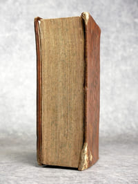 ALMANACH PARISIEN, EN FAVEUR DES ETRANGERS ET DES VOYAGEURS, INDIQUANT PAR ORDRE ALPHABETIQUE.1°. TOUS LES MONUMENS DES BEAUX-ARTS, REPANDUS DANS LA VILLE DE PARIS.2°. LES SPECTACLES, LES PROMENADES, & GENERALEMENT TOUS LES ENDROITS DIGNES DE CURIOSITE.3°. LES CHATEAUX, PARCS, MAISONS ROYALES & MAISONS DE PLAISANCE, QUI ENVIRONNENT LA CAPITALE, A 15, A 18 LIEUES.4°. TOUT CE QUI PEUT ETRE UTILE & NECESSAIRE A SAVOIR POUR UN VOYAGEUR QUI SEJOURNE A PARIS.5°. UN RECUEIL D’ANECDOTES INTERESSANTES & PLAISANTES, DE TRAITS PIQUANTS, D’EPITAPHES, &C, &C. LE TOUT RELATIF AUX DIFFERENTS ETABLISSEMENS, MONUMENS & EDIFICES DE LA CAPITALE.NOUVELLE EDITION, ORNEE DE JOLIES GRAVURES. POUR L’ANNEE 1792.