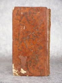 ALMANACH PARISIEN, EN FAVEUR DES ETRANGERS ET DES VOYAGEURS, INDIQUANT PAR ORDRE ALPHABETIQUE.1°. TOUS LES MONUMENS DES BEAUX-ARTS, REPANDUS DANS LA VILLE DE PARIS.2°. LES SPECTACLES, LES PROMENADES, & GENERALEMENT TOUS LES ENDROITS DIGNES DE CURIOSITE.3°. LES CHATEAUX, PARCS, MAISONS ROYALES & MAISONS DE PLAISANCE, QUI ENVIRONNENT LA CAPITALE, A 15, A 18 LIEUES.4°. TOUT CE QUI PEUT ETRE UTILE & NECESSAIRE A SAVOIR POUR UN VOYAGEUR QUI SEJOURNE A PARIS.5°. UN RECUEIL D’ANECDOTES INTERESSANTES & PLAISANTES, DE TRAITS PIQUANTS, D’EPITAPHES, &C, &C. LE TOUT RELATIF AUX DIFFERENTS ETABLISSEMENS, MONUMENS & EDIFICES DE LA CAPITALE.NOUVELLE EDITION, ORNEE DE JOLIES GRAVURES. POUR L’ANNEE 1792.