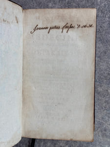 ESSAI SUR LA CONFORMITE DE LA MEDECINE DES ANCIENS ET DES MODERNES, OU COMPARAISON ENTRE LA PRATIQUE D'HIPPOCRATE, GALIEN, SYDENHAM & BOERHAAVE, DANS LE TRAITEMENT DES MALADIES AIGUES, OU L'ON FAIT VOIR QUELLE DOIT ËTRE LA PRATIQUE DE MEDECINE DANS CES MALADIES. TRADUIT DE L'ANGLOIS PAR R. SCHOMBERG, DOCTEUR EN MEDECINE.