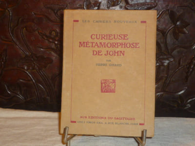 Curieuse métamorphose de John.