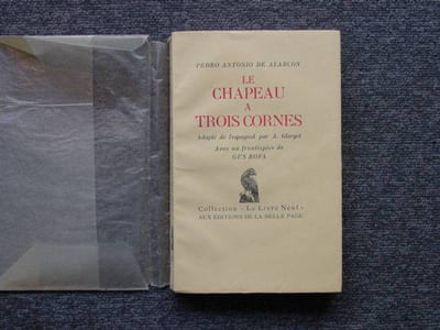 Le chapeau à trois cornes.