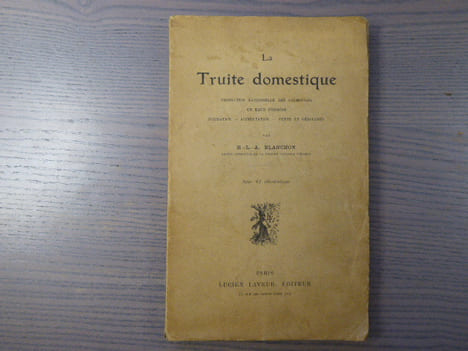 LA TRUITE DOMESTIQUE. Production rationnelle des salmonidés en eaux fermées - Incubation - Alimentation - Vente et débouchés.. BLANCHON H.-L.-A.