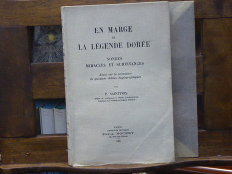 EN MARGE DE LA LEGENDE DOREE. SONGES MIRACLES ET SURVIVANCES. Essai sur la formation de quelques thèmes hagiographiques.. SAINTYVES Pierre