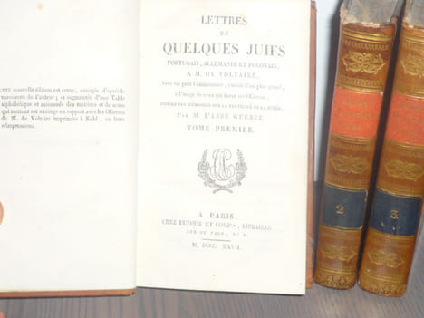 Lettres de quelques juifs portugais allemands et polonais à M. de Voltaire, avec un petit commentaire extrait d'un plus grand à l'usage de ceux qui ...