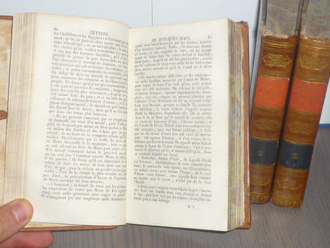 Lettres de quelques juifs portugais allemands et polonais à M. de Voltaire, avec un petit commentaire extrait d'un plus grand à l'usage de ceux qui ...