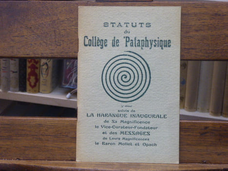 STATUTS du Collège de Pataphysique. ( 3e édition ) suivis de la Harangue inaugurale de Sa Magnificence le Vice-Curateur-Fondateur et des Messages de ...