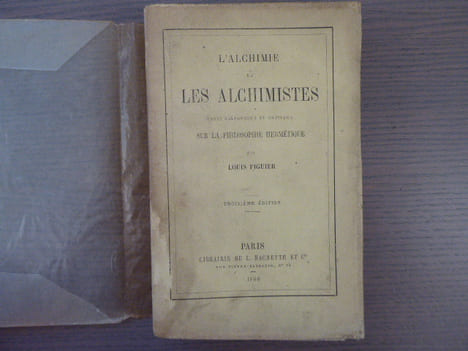 L'Alchimie et les Alchimistes. Essai historique et critique sur la philosophie hermétique.. FIGUIER Louis
