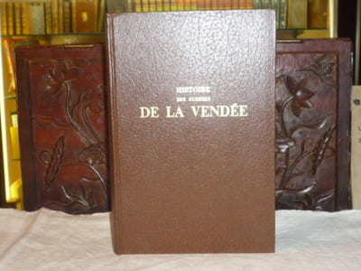 Histoire des guerres de la VENDEE, comprenant l'histoire de la révolution dans la Bretagne, l'Anjou, le Poitou, le Maine et la Normandie. Précédé des préliminaires de la révolution en Bretagne ( 1650-1832 ).