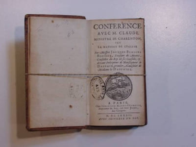 Conférence avec M. Claude, ministre de Charenton sur la matière de l'eglise par BOSSUET, Evêque de Meaux, conseiller du Roy en ses conseils, cy devant précepteur de Monseigneur le Dauphin, premier aumonier de Madame la Dauphine.