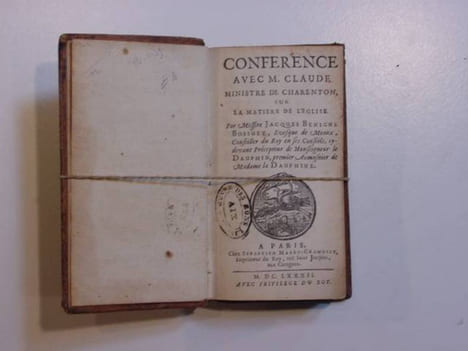 Conférence avec M. Claude, ministre de Charenton sur la matière de l'eglise par BOSSUET, Evêque de Meaux, conseiller du Roy en ses conseils, cy devant ...