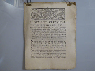 JUGEMENT PREVOTAL et en dernier ressort, qui condamne le nommé Pierre JAMON, surnommé MANDRIN ou LES BOIS [...] à être rompu vif, pour vols & assassinats de grands chemins par lui commis [...].