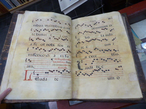 IMPORTANT ET EXCEPTIONNEL ANTIPHONAIRE XVIe siècle sur parchemin.. ANTIPHONAIRE