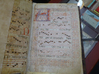 IMPORTANT ET EXCEPTIONNEL ANTIPHONAIRE XVIe siècle sur parchemin.