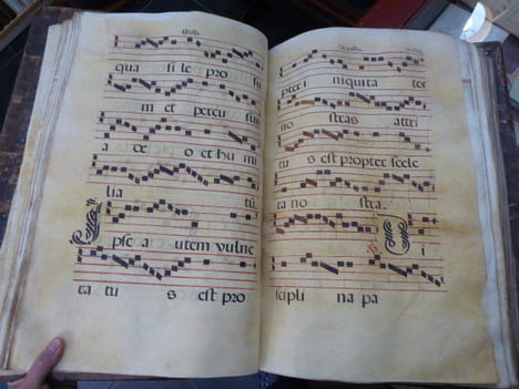 IMPORTANT ET EXCEPTIONNEL ANTIPHONAIRE XVIe siècle sur parchemin.. ANTIPHONAIRE