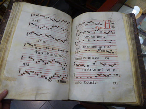 IMPORTANT ET EXCEPTIONNEL ANTIPHONAIRE XVIe siècle sur parchemin.. ANTIPHONAIRE
