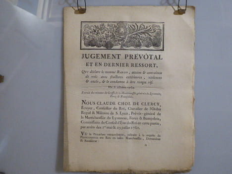 JUGEMENT PREVOTAL et en dernier ressort, qui déclare le nommé BARON, atteint et convaincu de vol avec fractures extérieures, violences & excès, & le ...