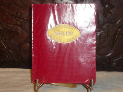 Le coussin pourpre. - L'Oeillet rouge.