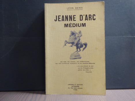 JEANNE D'ARC MEDIUM. Ses voix ses visions ses prémonitions ses vues actuelles exprimées en ses propres messages.. DENIS Léon