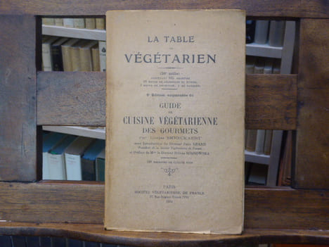 LA TABLE DU VEGETARIEN. 8e Edition, augmentée du Guide de Cuisine Végétarienne des Gourmets.. SMEECKAERT Louise