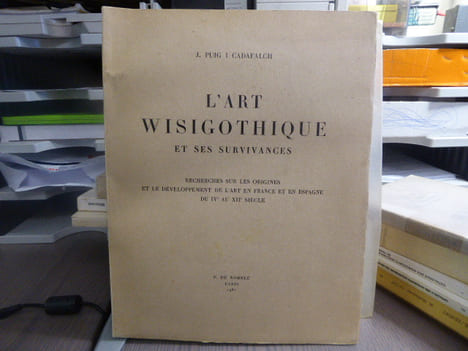 L'ART WISIGOTHIQUE ET SES SURVIVANCES. Recherches sur les origines et le développement de l'art en France et en Espagne du IVe au XIIe siècle.. PUIG I ...