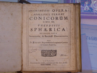 Archimedis Opera: Apollonii Pergaei Conicorum libri IIII. Theodosii Sphærica. Methodo Nova Illustrata & Succinctè Demonstrata. Per Is. BARROW, Exprofessorem Lucasianum Cantab. & Soc. Regiae Soc.
