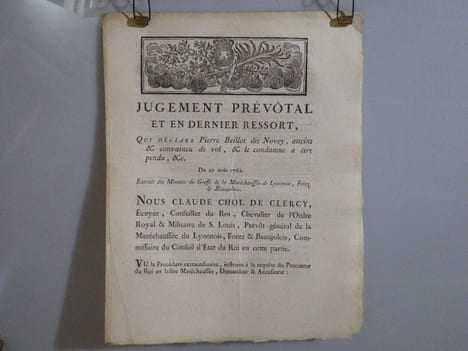 JUGEMENT PREVOTAL et en dernier ressort, qui déclare Pierre BEILLOT dit NOVEY, atteint et convaincu de vol, & le condamne à être pendu, etc.. CHOL DE ...